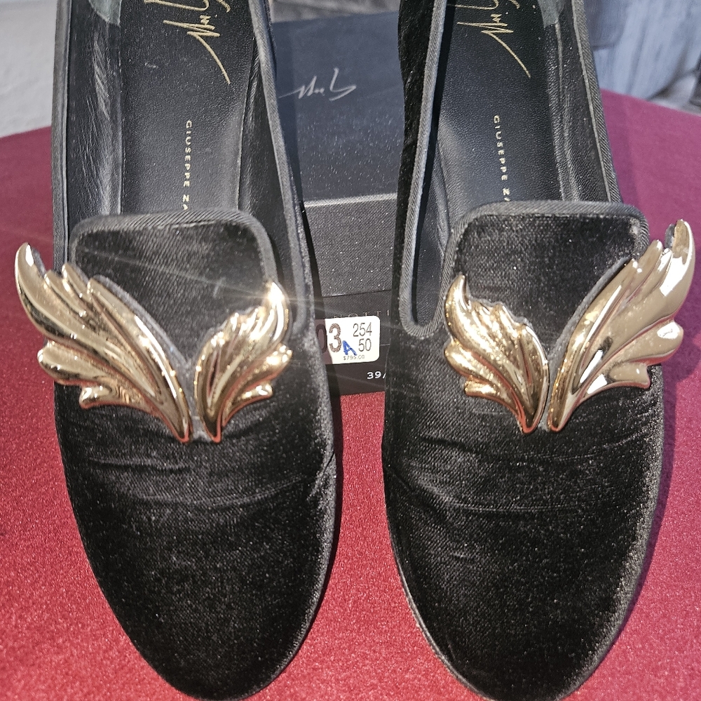 Chic Black Loafers with Gold Detailing - Picture 3 of 10